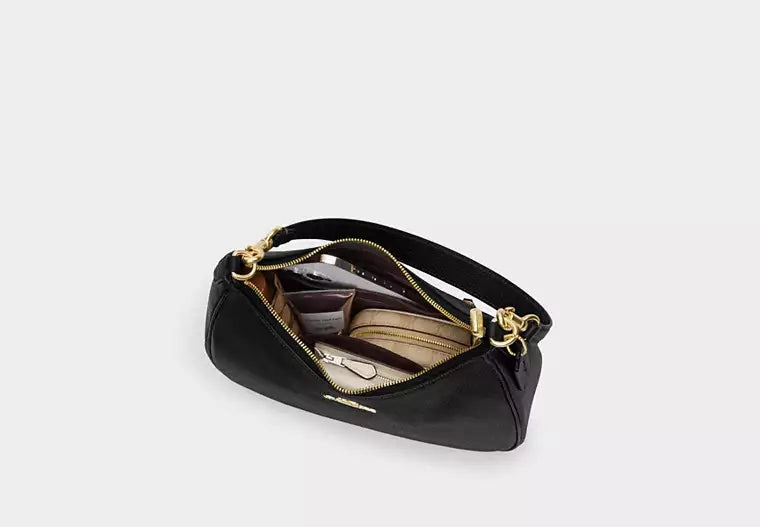 Coach Teri Hobo