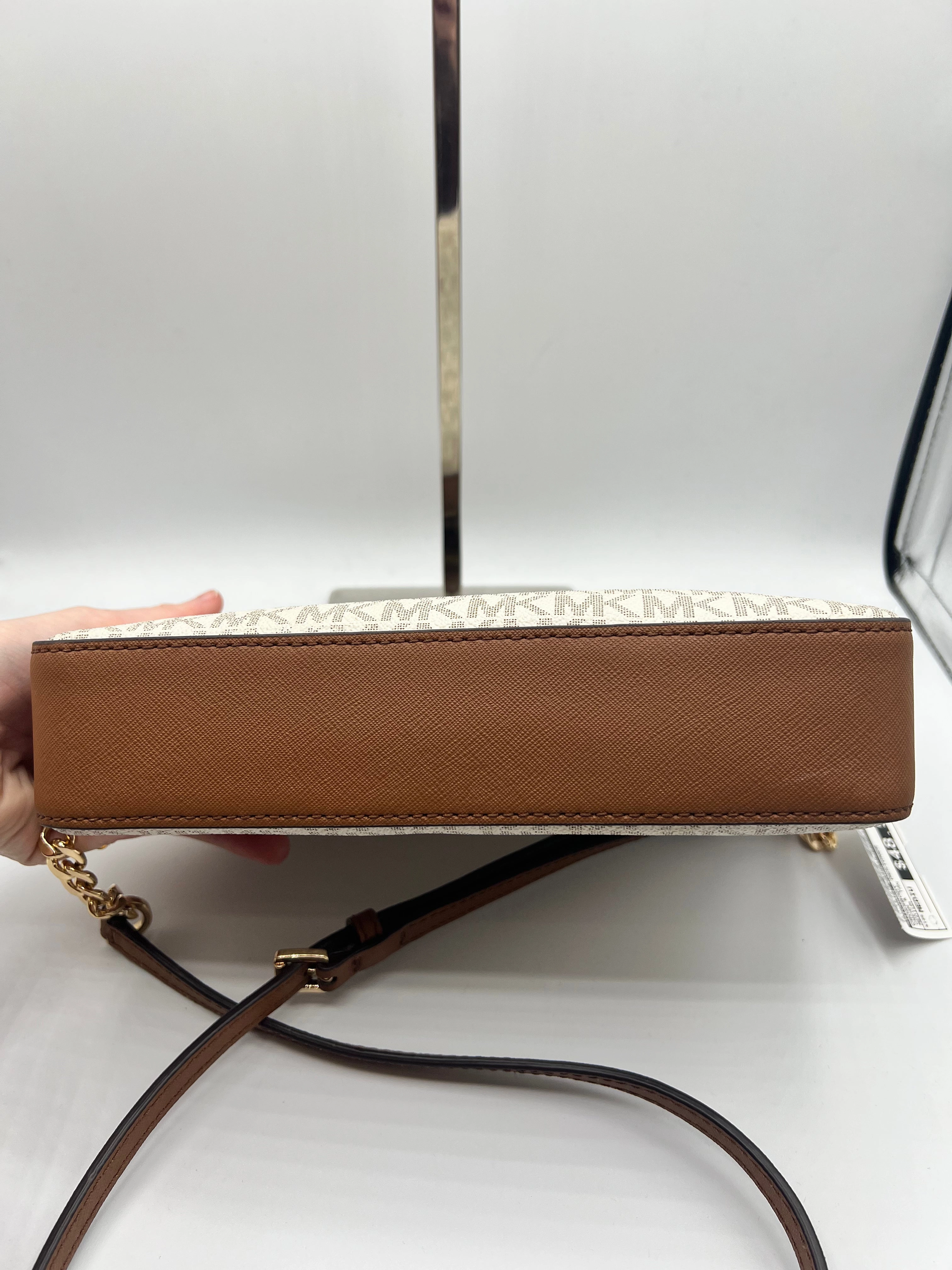 CROSSBODY DESIGNER by MICHAEL KORS In CREAM & TAN, Size: MEDIUM