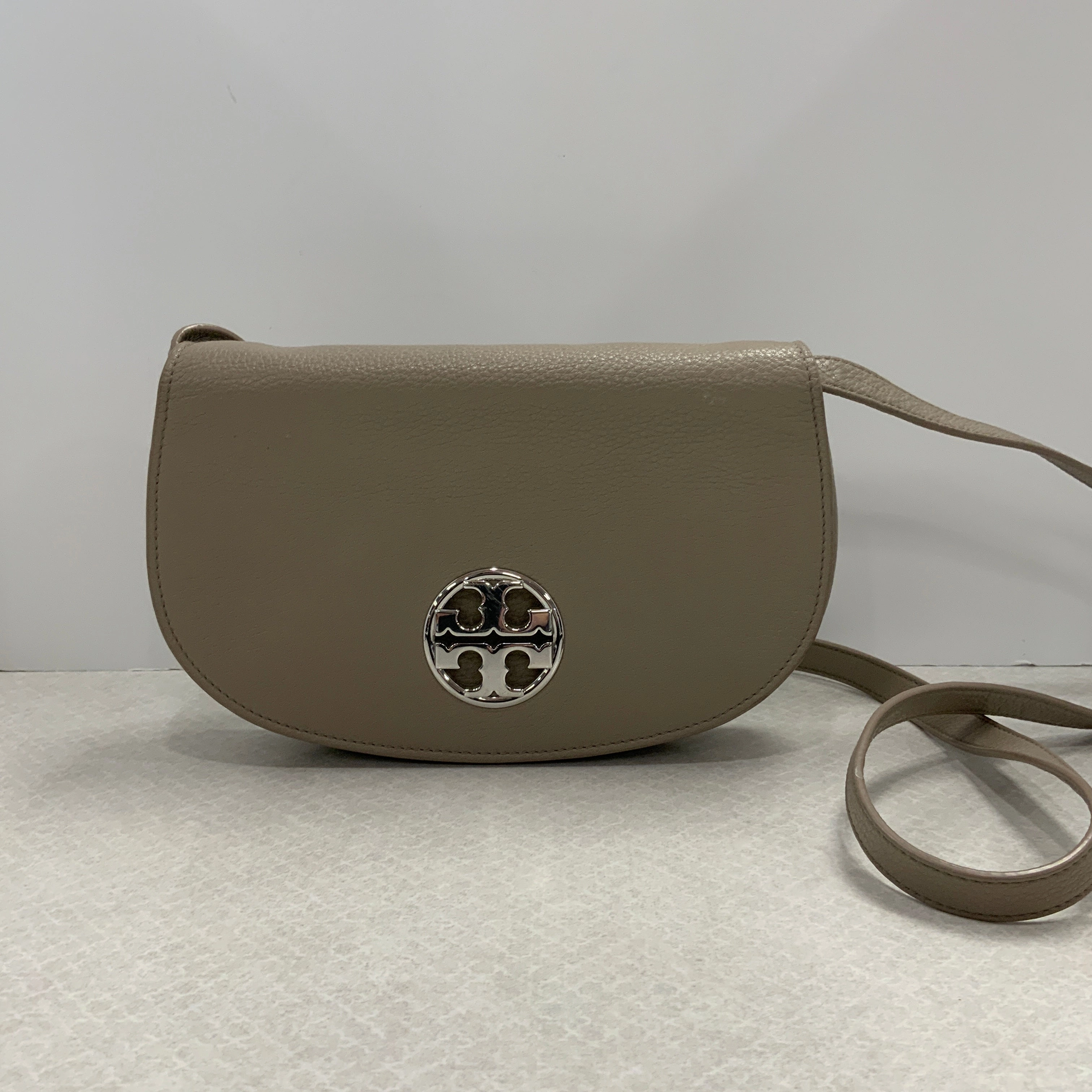 Crossbody Designer By Tory Burch In Taupe, Size:Medium