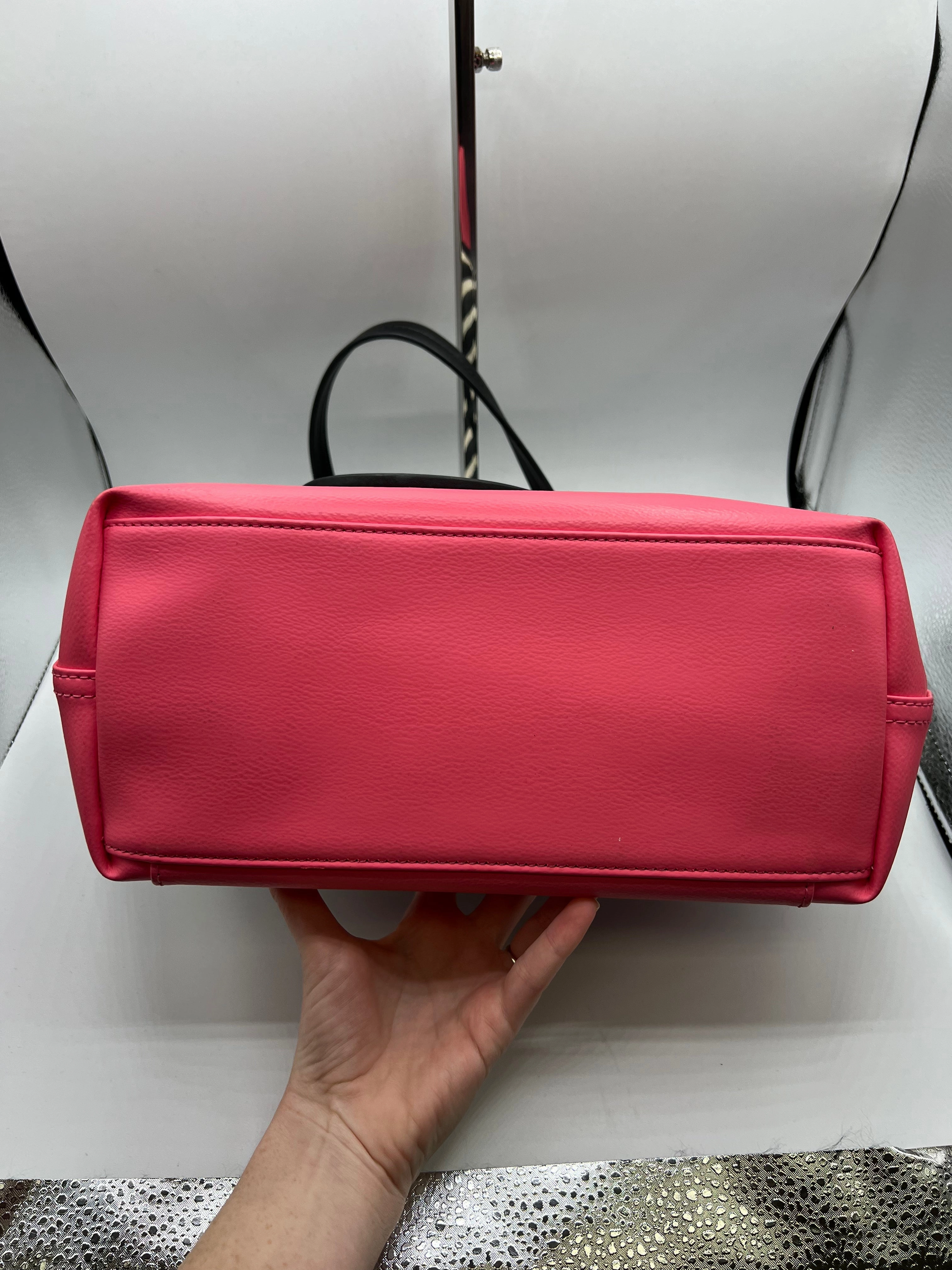 HANDBAG DESIGNER by KATE SPADE In BLACK & PINK, Size: MEDIUM