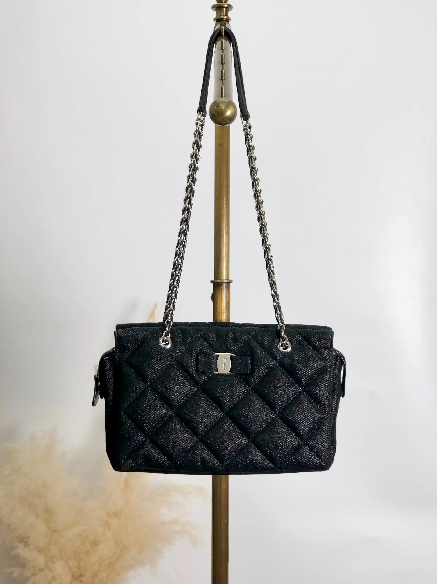Salvatore Ferragamo Logo Chain Handbag Shoulder bag Black Vintage im33vh